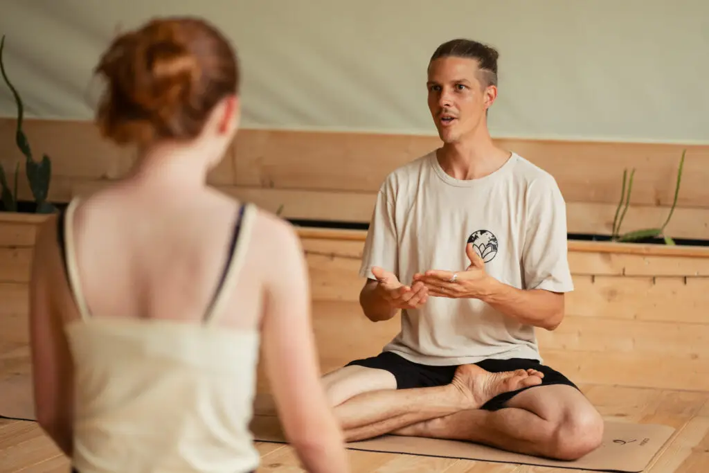 Jérôme explique une technique de respiration pendant une classe individuelle et personnalisée